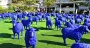 Pecore blu in piazza Walther: «Un gregge per la pace»