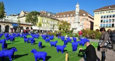Pecore blu in piazza Walther