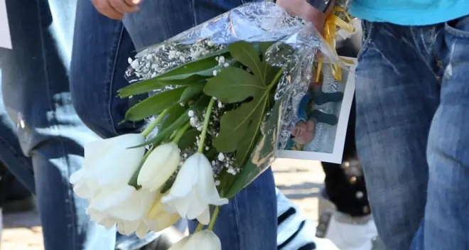 «Ciao amico caro» Rose e lacrime per l’addio a Zoran