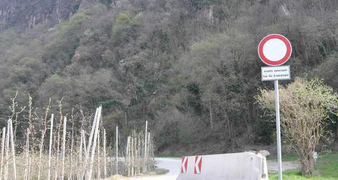 Vadena, resta chiusa la strada di Campi al Lago