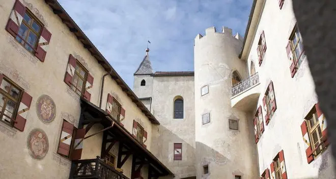 Pd critico con il sindaco sul garage dietro al castello