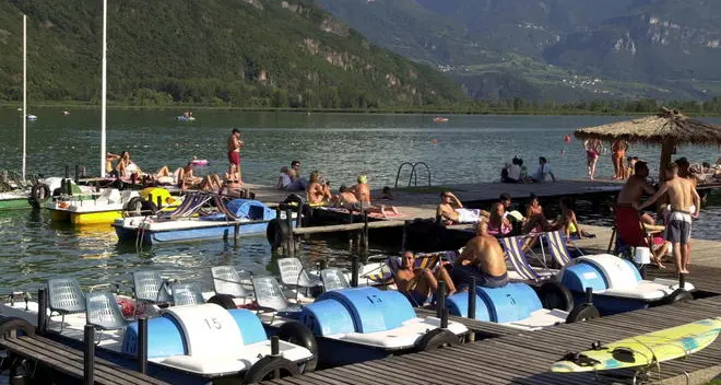 «Scommettiamo che...» a Caldaro: i triathleti traineranno a nuoto una barca