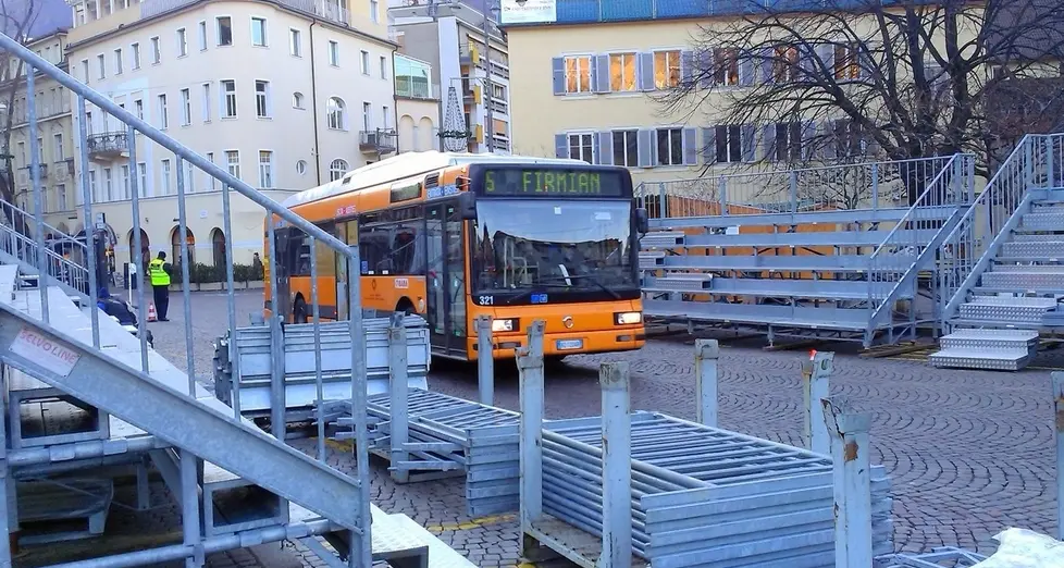 Piazza Walther chiusa a bus e taxi