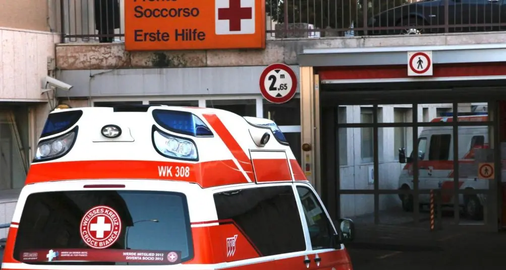 Bolzano, gli amici lo fanno bere e poi lo riempiono di svastiche