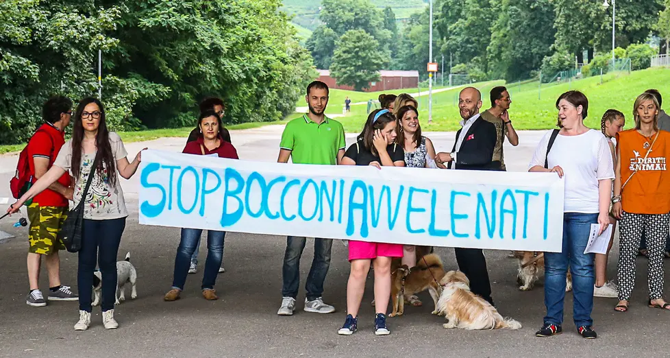 Bocconi avvelenati, la protesta