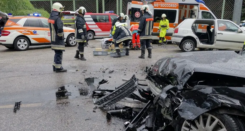 Restano gravi le condizioni di due feriti