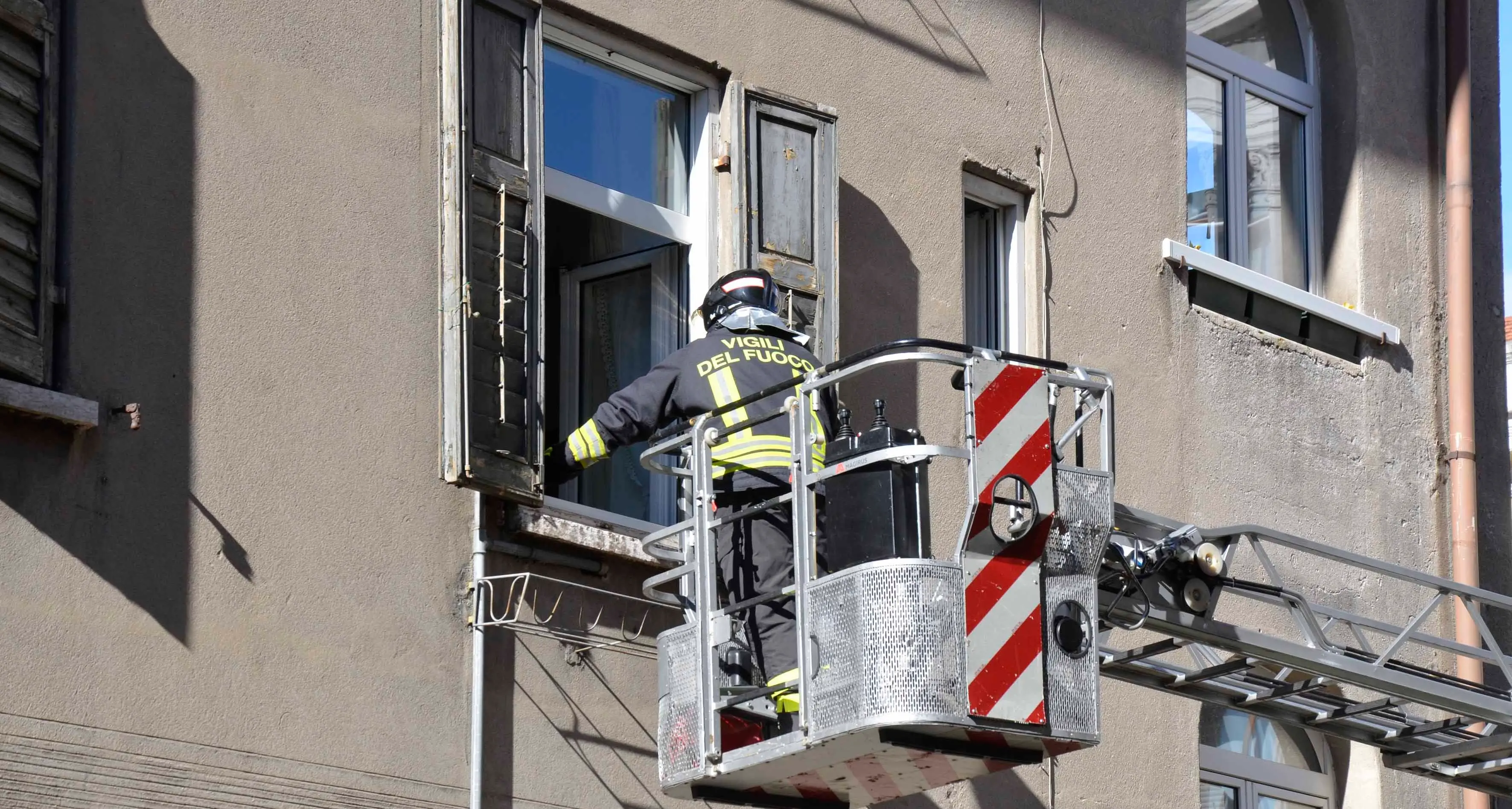 Bolzano. Allarme per tanfo da cadavere, ma erano le immondizie