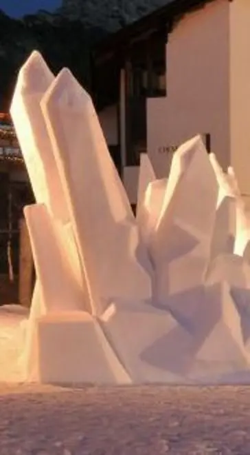Le sculture di neve danno spettacolo a Selva