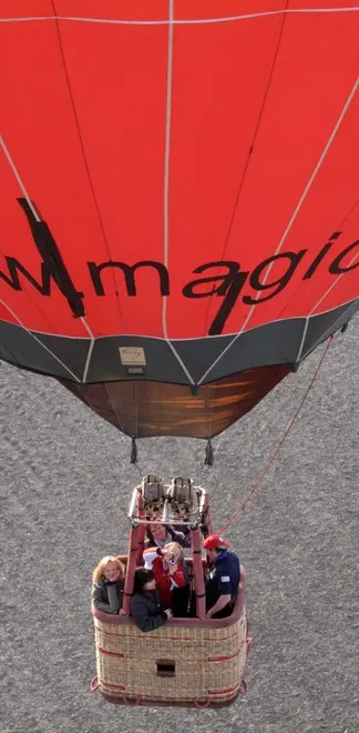 Sette sorelle sulla mongolfiera in cima alle Dolomiti