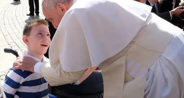 Il sorriso di Papa Francesco per il piccolo Matteo, disabile dalla nascita
