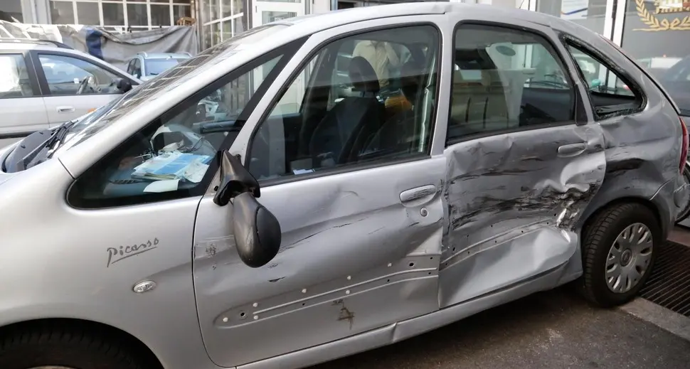 Bolzano, Duzzi contro un camion: salvo per miracolo