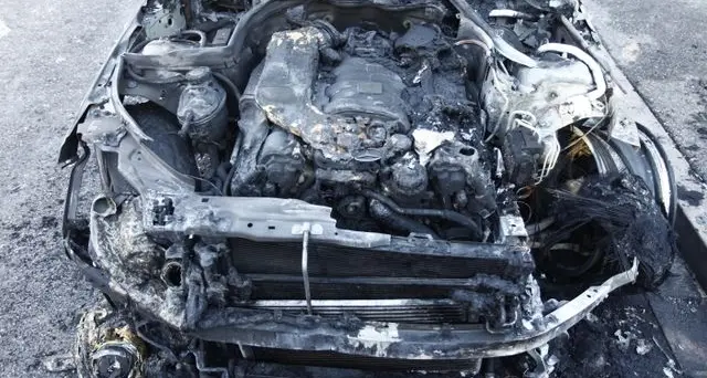 Auto data alle fiamme: distrutta Mercedes da 100 mila euro