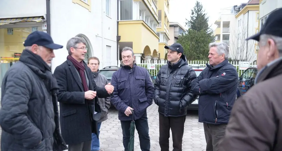 Via Laurin, i residenti protestano per il traffico