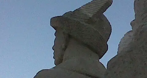 Dopo i vandalismi la penna dell’alpino torna sul cappello