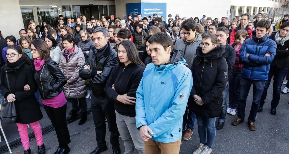 Silenzio in piazza Università per le vittime