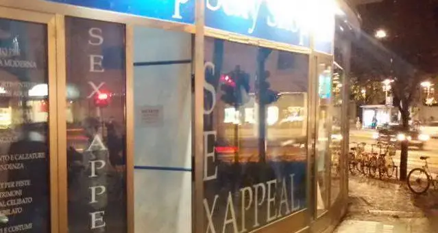 Spaccata al sexy shop di Bolzano, minacciata la commessa