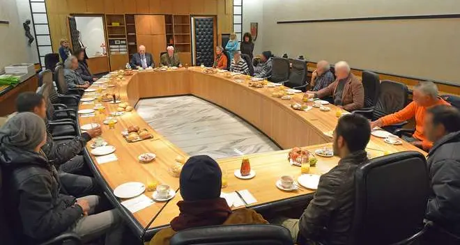 Durnwalder a colazione con un gruppo di persone senza fissa dimora