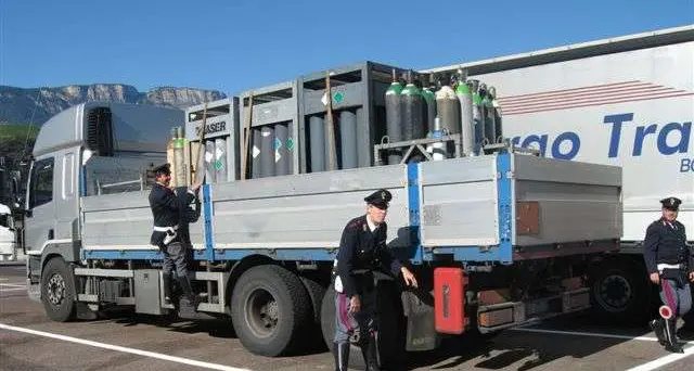 A22, controllati 58 mezzi pesanti: accertate 54 infrazioni