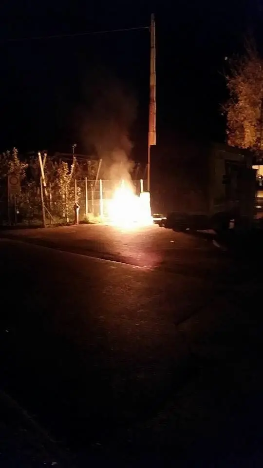 Cassonetto in fiamme in via Stazione