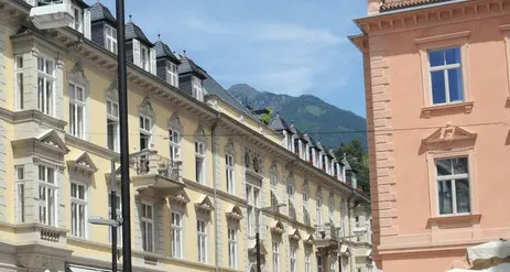 L’arredo cittadino dà l’addio a gazebo e ombrelloni colorati