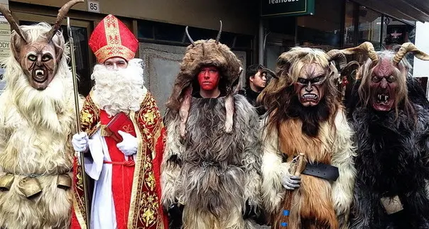 I Krampus fanno paura? Macchè, gli serve la scorta