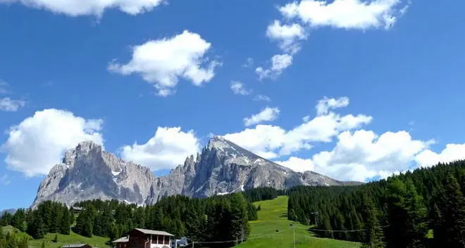 Sull’Alpe di Siusi la villa «travestita» da fienile