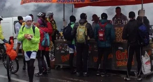 Passo dello Stelvio, ieri 5 mila ciclisti nonostante la pioggia