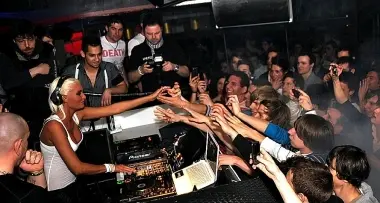 Bressanone: folla per Brigitta Bulgari, la star del cinema hard si è esibita come dj al Max