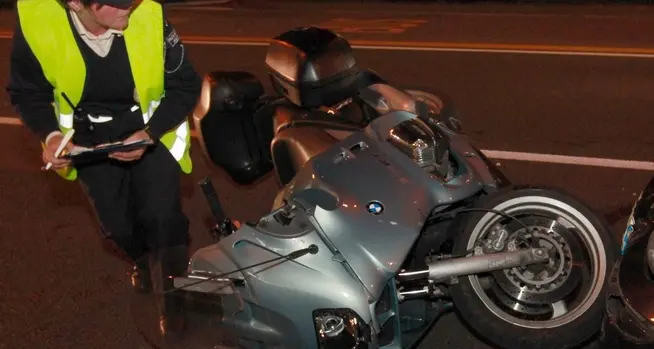 Corso Italia, invade l’altra corsia e centra in pieno una moto