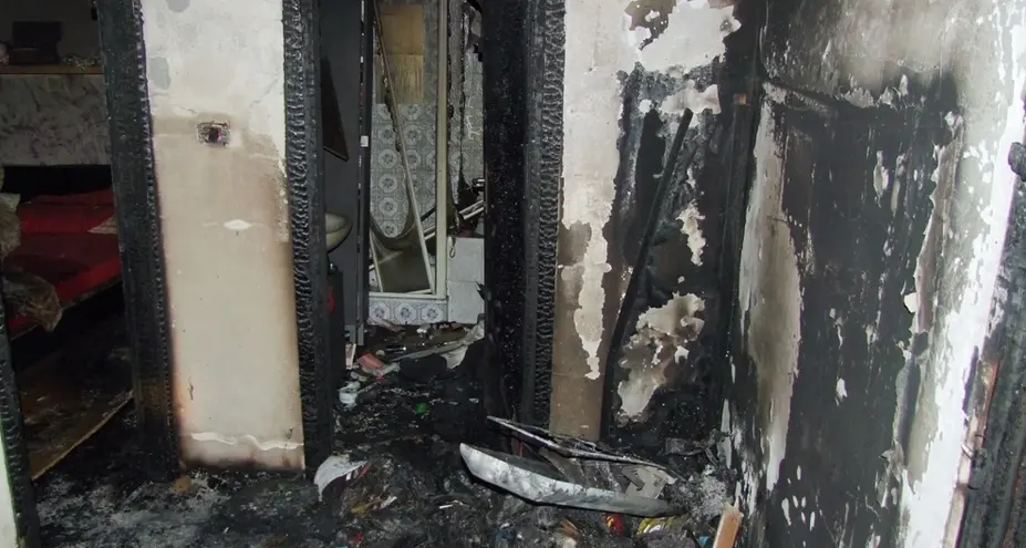 Casa in fiamme, inquilini evacuati