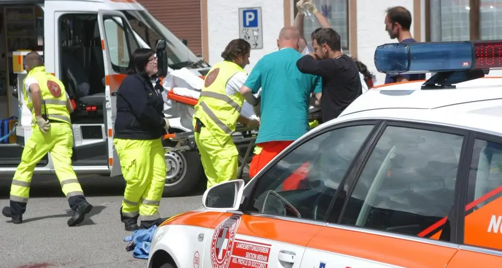 Un ciclista centra un’auto in discesa: è in gravi condizioni