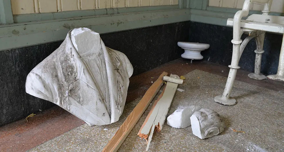 Vandali sulla Wandelhalle: statua staccata e distrutta