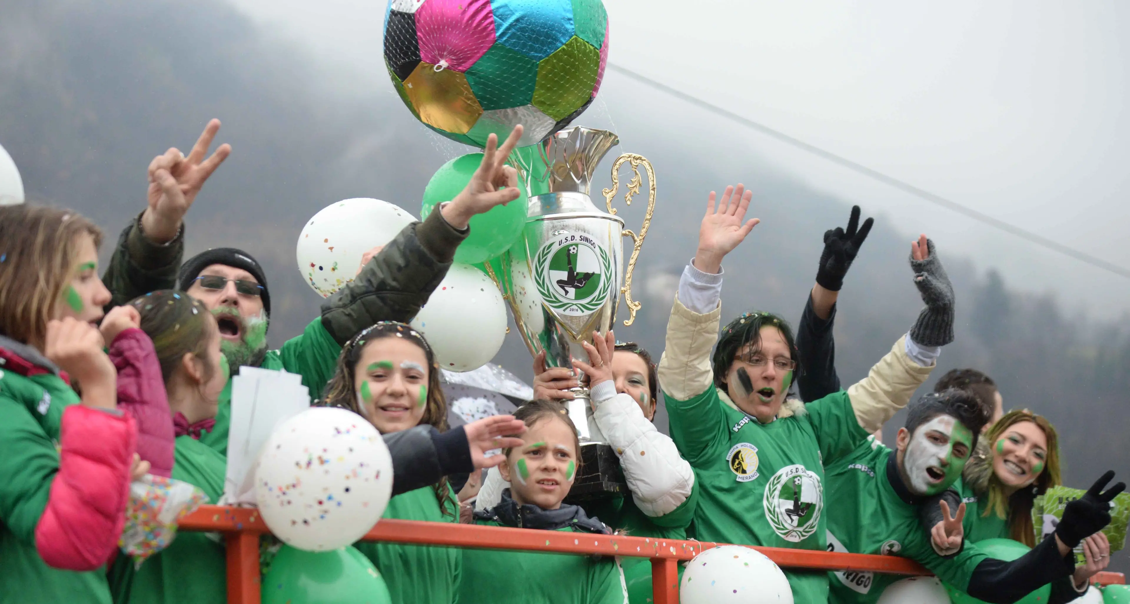 Il carnevale di Sinigo risplende sotto la pioggia