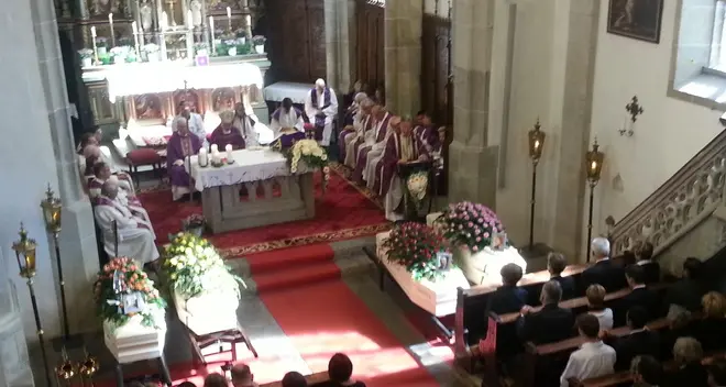 Tremila persone per l’addio a Deborah, Stefan, Harald e Peter