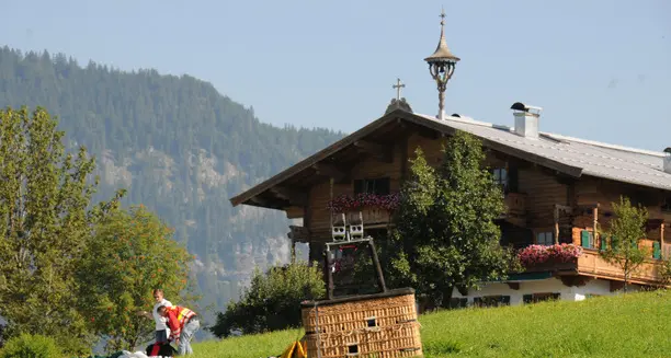 Tirolo: precipita dalla mongolfiera e muore