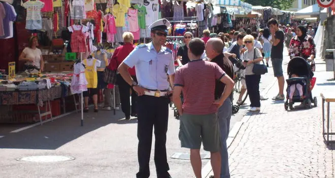 Mercato in via Kennedy, più sorrisi che timori