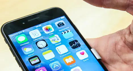 In fila al negozio Apple per il nuovo iPhone 7