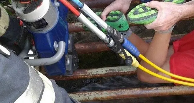 Bimbo intrappolato in una grata, salvato dai pompieri