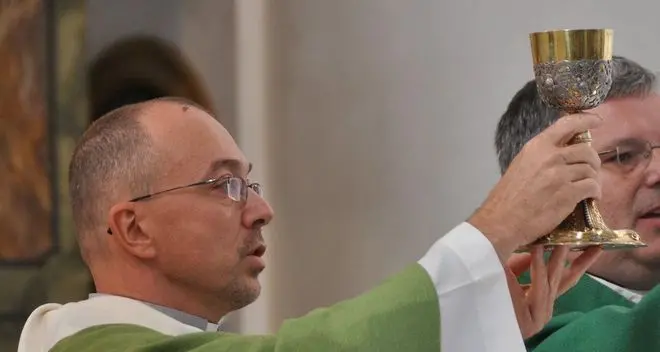 Caso don Carli: concessa la sospensiva, la Curia per ora non dovrà pagare