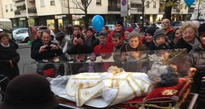 Bolzano, decine di persone per l’arrivo delle spoglie di Don Bosco