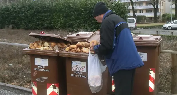 «Il pane nel cassonetto? Ci dispiace, miglioreremo»