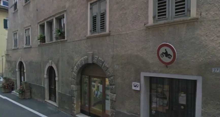 La parrucchiera che sconfigge il colosso