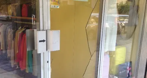 Spaccata notturna in via Torino, rubati vestiti e orologi
