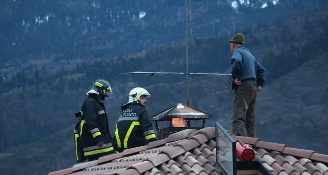 Termeno, a fuoco il camino di una casa