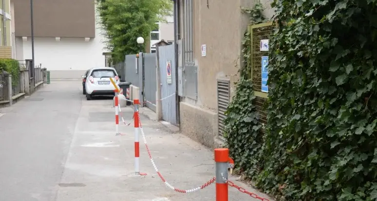 Protesta in via Magazzini: «Dimezzati i parcheggi»
