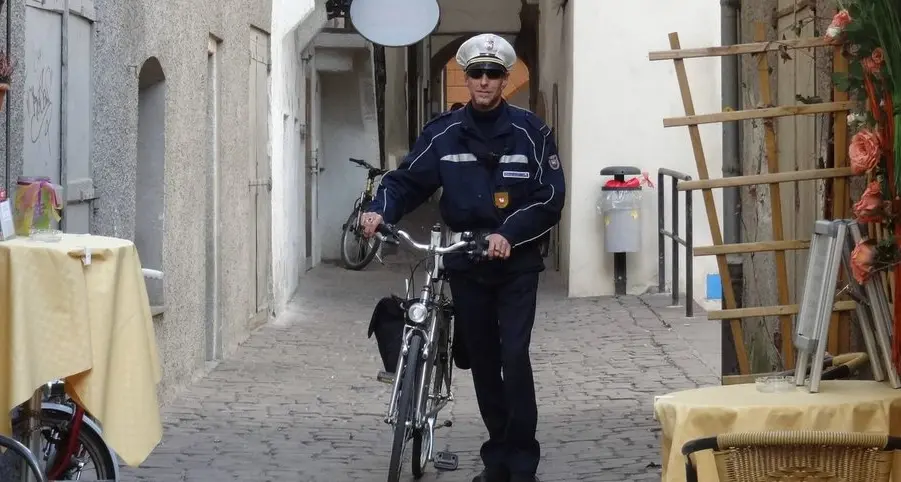 Manda in pezzi la vetrina ma il referto lo incastra