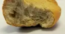 Morde una rosetta e resta ferito da tre denti d'oro