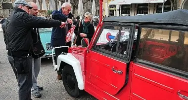 Motori: i mitici \"maggiolini\" sfilano in piazza Walther a Bolzano