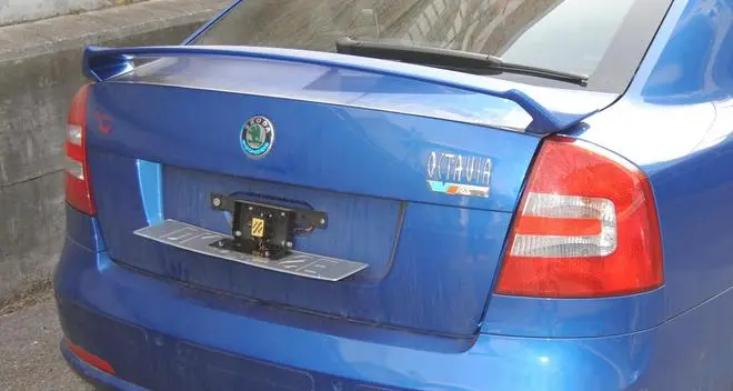 Riesce a non farsi “pizzicare” dall’autovelox grazie a targhe “truccate”