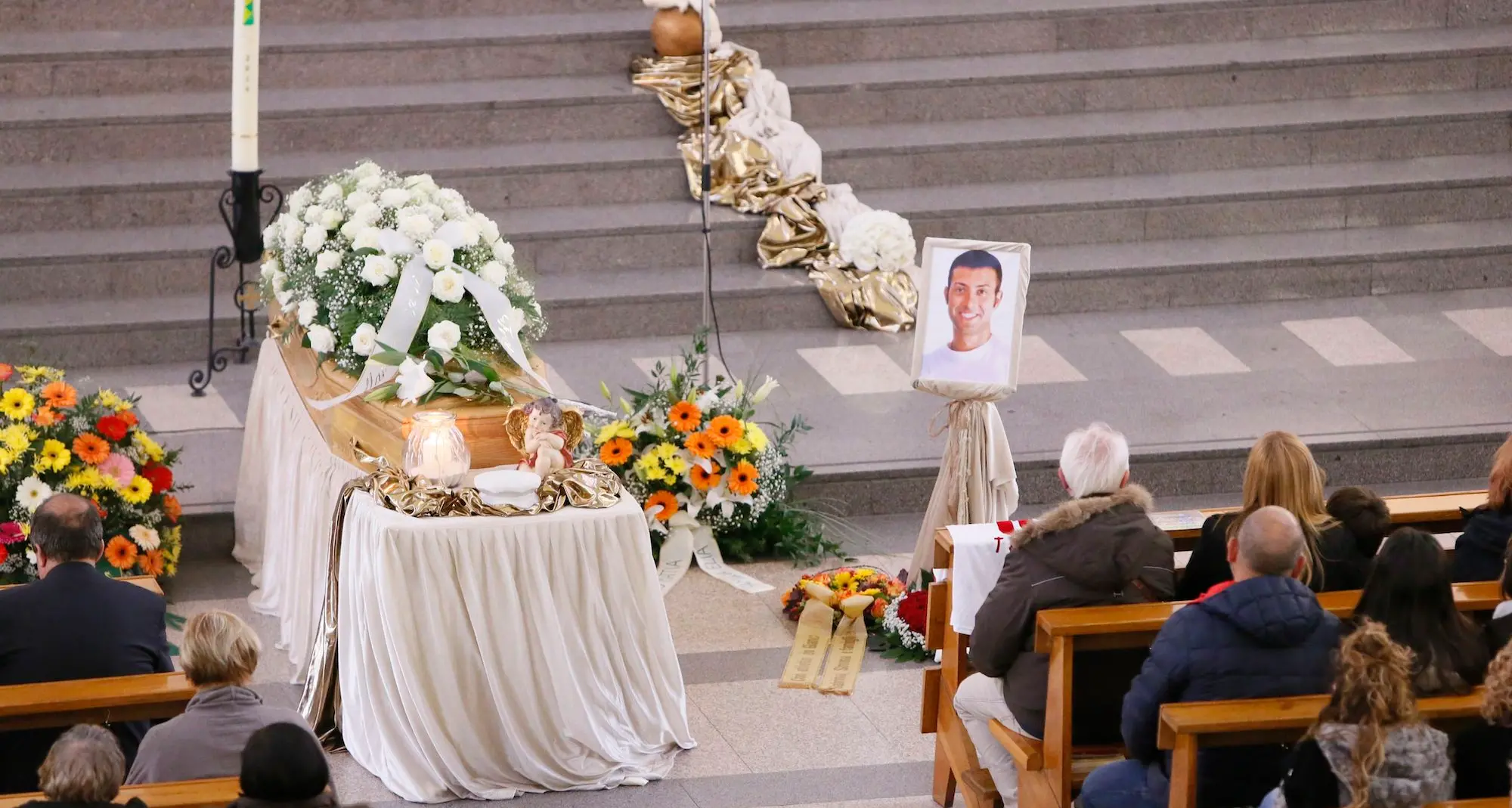 Chiesa di Regina Pacis gremita per l'ultimo saluto a Mattia
